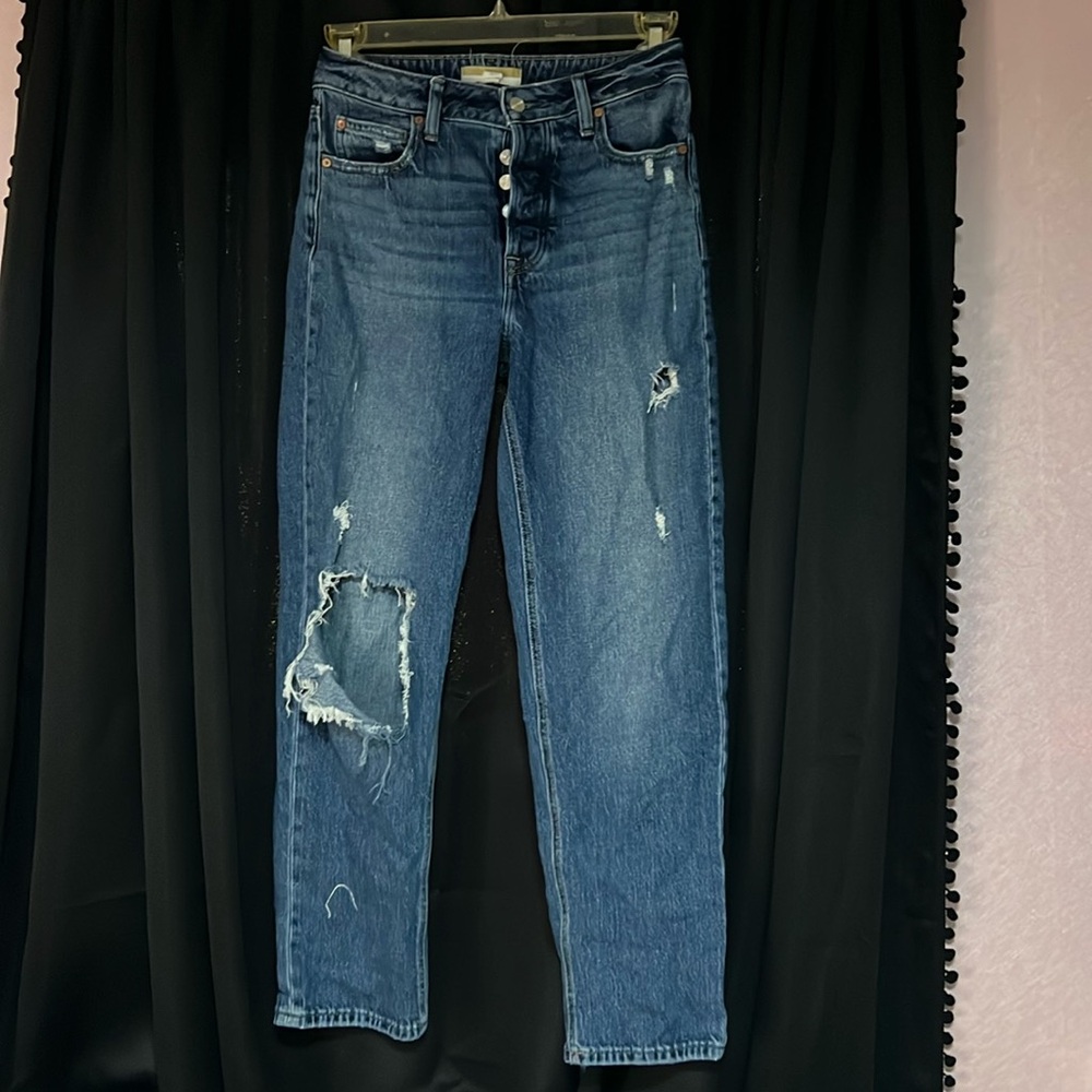 Maurice’s blue jeans! Size! 6 and has 5 buttons! But you can only see 1!!!